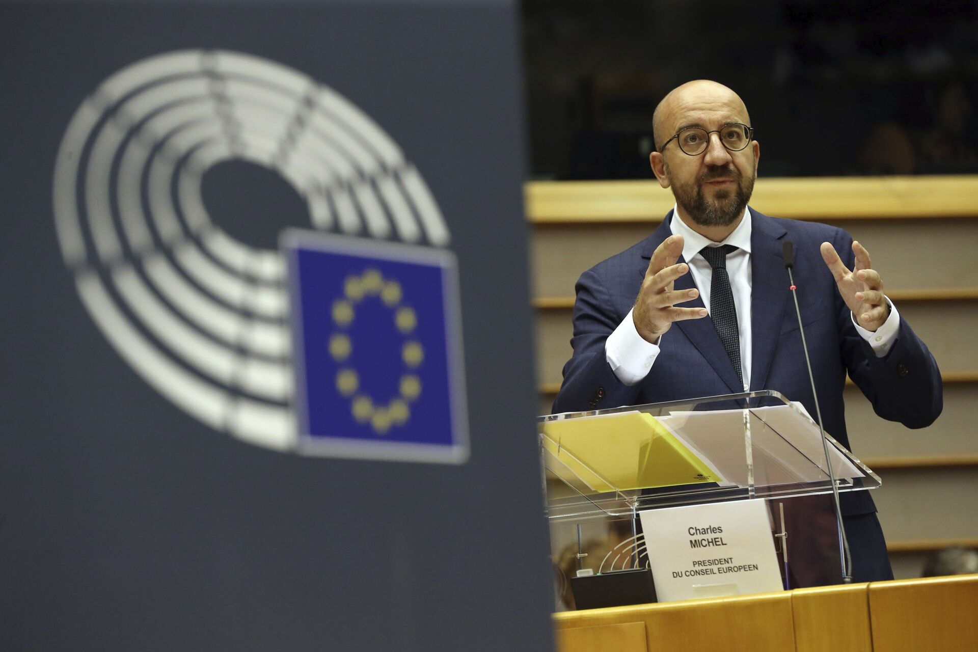 Em Bruxelas, o presidente do Conselho Europeu, Charles Michel, discursa no Parlamento Europeu, em 23 de julho de 2020 - Sputnik Brasil, 1920, 23.06.2022