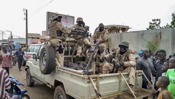 Em Bamaco, tropas do Mali e cidadãos malineses se juntam em frente à residência do presidente do país, Ibrahim Boubacar Keita, em meio a um motim militar em 18 de agosto de 2020. - Sputnik Brasil