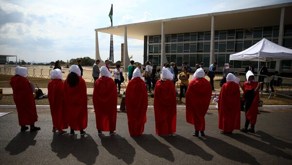 Grupo de mulheres pró-aborto em protesto na frente do STF (Supremo Tribunal Federal). Foto de agosto de 2018. - Sputnik Brasil