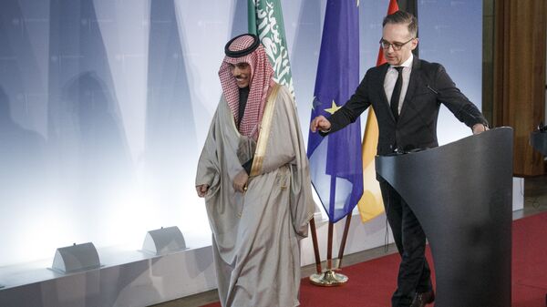 Chanceler saudita, Faisal bin Farhan Al Saud (à esquerda), ao lado do então ministro das Relações Exteriores da Alemanha, Heiko Maas, em 21 de fevereiro de 2020 - Sputnik Brasil