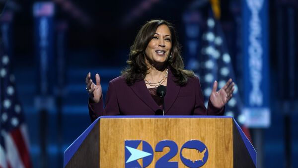 Em Wilmington, nos EUA, a senadora Kamala Harris discursa durante a convenção do partido democrata após ser oficialmente apontada como candidata à vice-presidente na chapa com Joe Biden, em 19 de agosto de 2020 - Sputnik Brasil