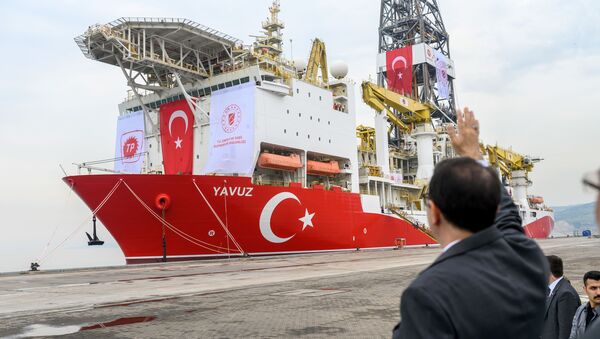 Ministro de Energia e Recursos Naturais da Turquia, Fatih Donmez acena para o navio de perfuração Yavuz - Sputnik Brasil