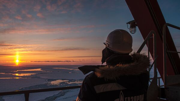 Trabalhador da empresa Gazprom em plataforma de petróleo offshore na região do Ártico, na Rússia - Sputnik Brasil