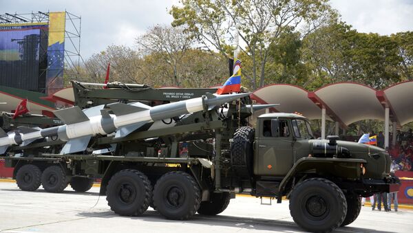 Veículo militar venezuelano carregando mísseis (foto de arquivo) - Sputnik Brasil