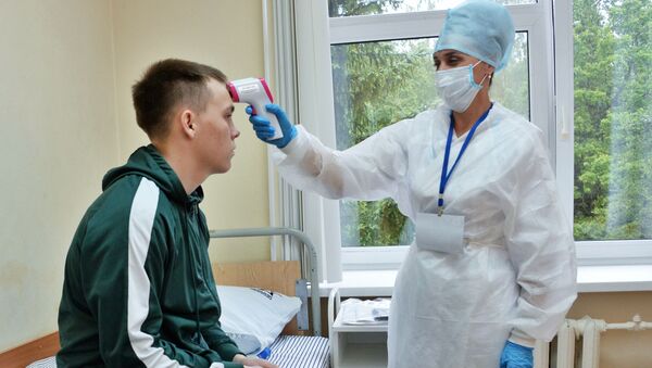 Médica verifica temperatura de voluntário de teste de vacina russa contra a COVID-19 (foto de arquivo) - Sputnik Brasil