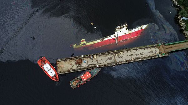Eliminação das consequências do derrame de petróleo do navio Sayda afundado após incêndio na região de Murmansk, Rússia
 - Sputnik Brasil
