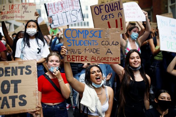 Estudantes durante um protesto em Londres - Sputnik Brasil