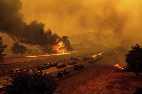 Incêndios florestais ao longo da rodovia 80 em Vacaville, Califórnia - Sputnik Brasil