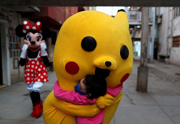 Um voluntário vestido com um traje do Pokémon Pikachu abraça uma criança durante o Dia da Criança em Buenos Aires
 - Sputnik Brasil