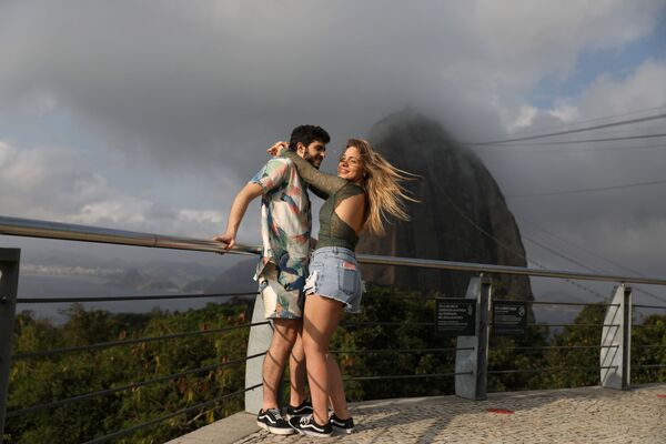 Casal abraçado com o monte Pão de Açúcar em fundo, Rio de Janeiro - Sputnik Brasil