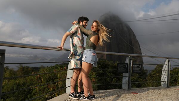 Casal abraçado com o monte Pão de Açúcar em fundo, Rio de Janeiro - Sputnik Brasil