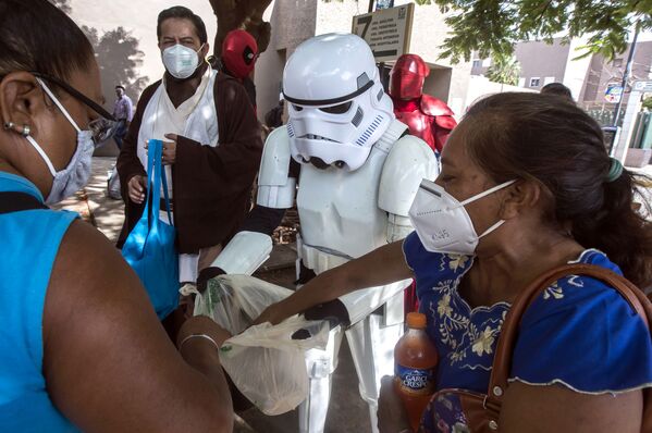 Membros do clube de fãs de Guerra nas Estrelas entregam comida e refrigerantes para familiares de pacientes hospitalizados em Mérida, México - Sputnik Brasil
