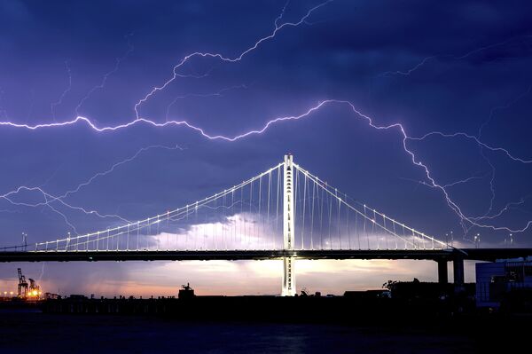 Relâmpago sobre a ponte Bay Brigde que liga as cidades de São Francisco e Oakland, Califórnia - Sputnik Brasil