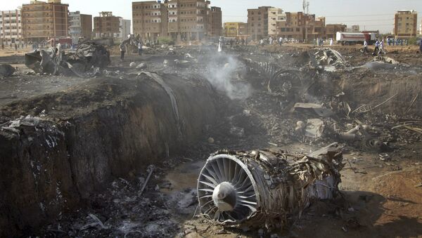 Turbina e restos de avião após desastre aéreo no Sudão - Sputnik Brasil