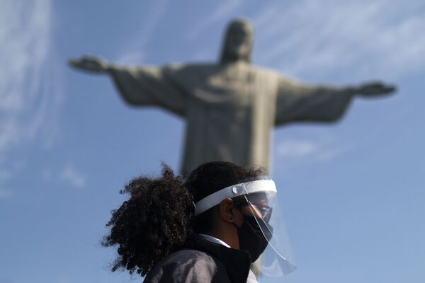 Estátua de Cristo Redentor é reaberta após meses de fechamento devido ao surto de COVID-19, no Rio de Janeiro - Sputnik Brasil