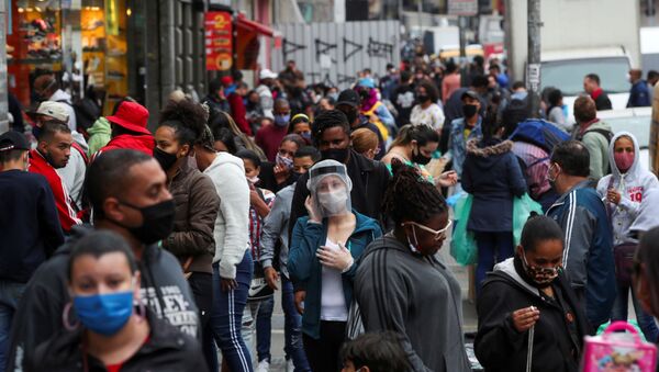 Em São Paulo, pessoas caminham nas ruas usando proteção facial e máscaras contra a COVID-19, em 15 de julho de 2020. - Sputnik Brasil