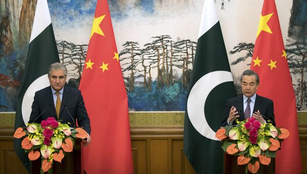 Em Pequim, o ministro das Relações Exteriores da China, Wang Yi (à direita), fala ao lado do chanceler paquistanês, Shah Mahmood Qureshi, durante coletiva de imprensa em 19 de março de 2019. - Sputnik Brasil