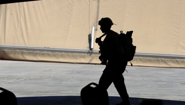 Soldado dos EUA durante a cerimônia de transferência da base militar no Iraque - Sputnik Brasil