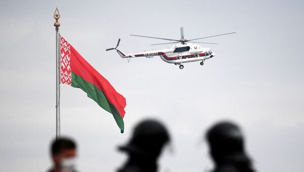 Helicóptero com o presidente Lukashenko voa sobre Minsk - Sputnik Brasil