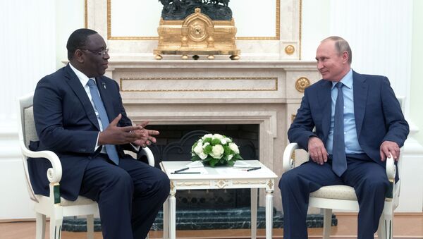 Em 20 de junho de 2018, o presidente Vladimir Putin (à direita) conversa com o presidente de Senegal (à esquerda). - Sputnik Brasil