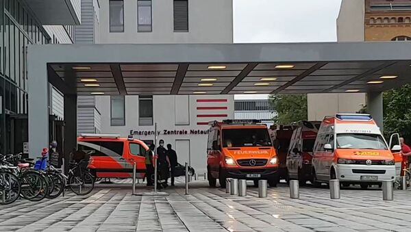 Ambulâncias à entrada da clínica Charité em Berlim, aonde foi transportado Aleksei Navalny - Sputnik Brasil