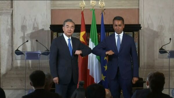 Em Roma, o chanceler da China, Wang Yi (à esquerda), cumprimenta o ministro das Relações Exteriores da Itália, Luigi Di Maio (à direita), após encontro diplomático para a assinatura de acordos, em 25 de agosto de 2020. - Sputnik Brasil