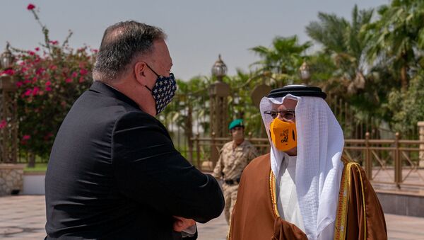 Secretário de Estado norte-americano Mike Pompeo é recebido pelo príncipe Salman bin Hamad Al Khalifa em Manama, no Bahrein - Sputnik Brasil