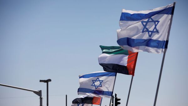 Bandeiras de Israel e dos Emirados Árabes Unidos tremulam em rodovia israelense após anúncio de acordo de normalização das relações entre ambos os países - Sputnik Brasil