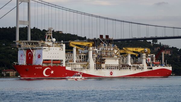 Navio de perfuração turco veleja pelo estreito de Bósforo, em direção ao mar Negro - Sputnik Brasil