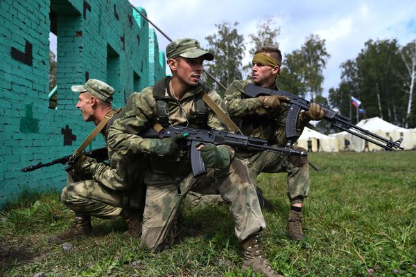 Militares belarussos durante a etapa Trilha do Batedor na competição Os Melhores da Inteligência Militar, no contexto dos Jogos Internacionais do Exército de 2020 - Sputnik Brasil