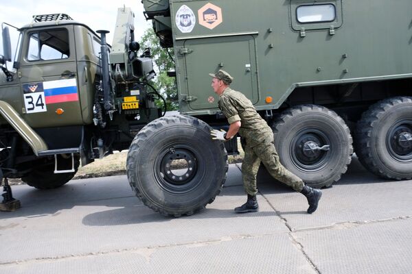 Soldado russo troca pneu de caminhão durante os Jogos Internacionais do Exército 2020 - Sputnik Brasil