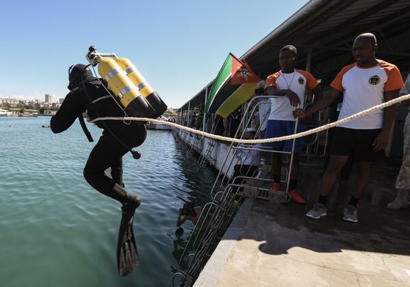 Mergulhador de Moçambique se lança à água durante os Jogos Internacionais do Exército 2020 - Sputnik Brasil
