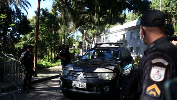 Viatura da Polícia Federal faz operação na manhã desta sexta-feira (28) no Palácio das Laranjeiras, sede do governo do Rio de Janeiro. - Sputnik Brasil