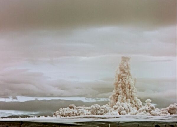 Nuvem de fumaça e poeira sobe ao céu após a Tsar Bomba explodir em teste na União Soviética em 1961 - Sputnik Brasil