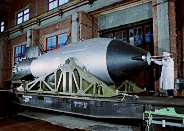 Engenheiro trabalhando com a Tsar Bomba em lugar desconhecido na URSS - Sputnik Brasil
