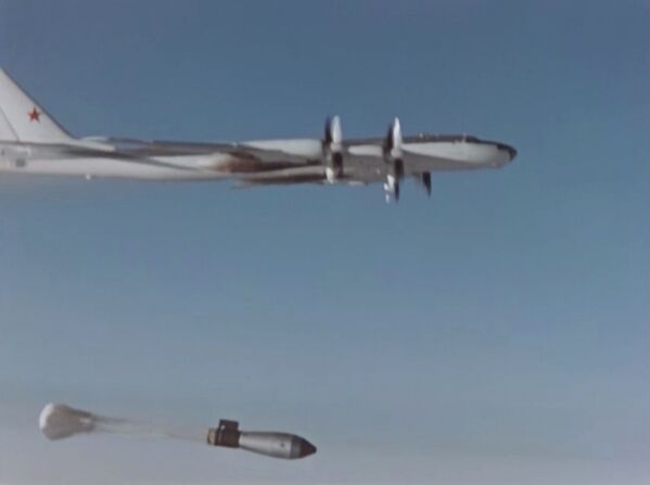 Lançamento da bomba termonuclear Tsar Bomba durante seu teste na União Soviética - Sputnik Brasil