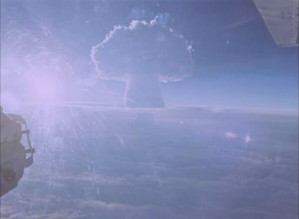 Cogumelo característico de explosões atômicas durante o teste da Tsar Bomba - Sputnik Brasil