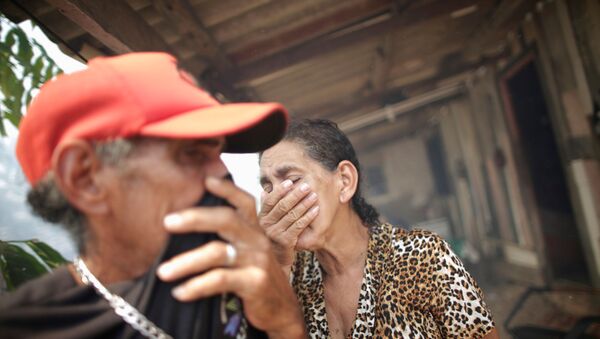 Os irmãos Rosalino de Oliveira e Miraceli de Oliveira tentam se proteger da fumaça gerada pelas queimadas na floresta Amazônica. - Sputnik Brasil