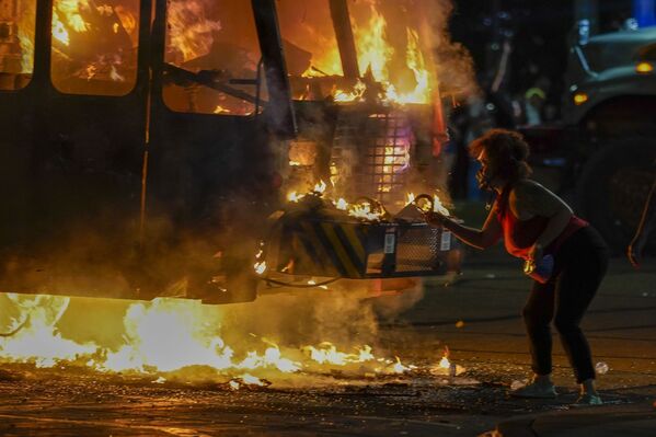 Carro em chamas durante protestos no distrito de Kenosha, onde foi baleado pela polícia o homem afro-americano Jacob Blake - Sputnik Brasil