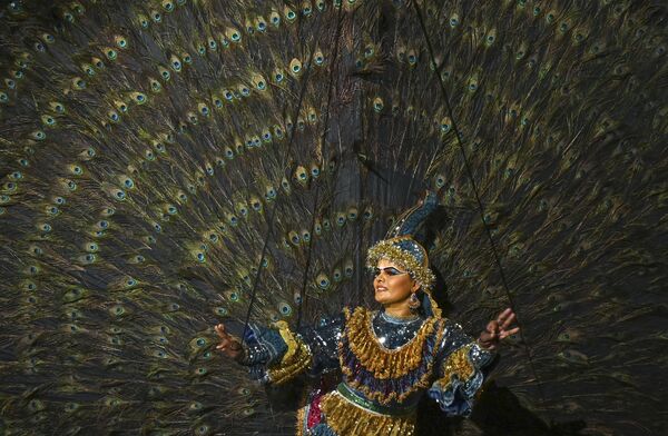 Dançarina durante atuação no festival Esala Perahera em Colombo, no Sri Lanka - Sputnik Brasil