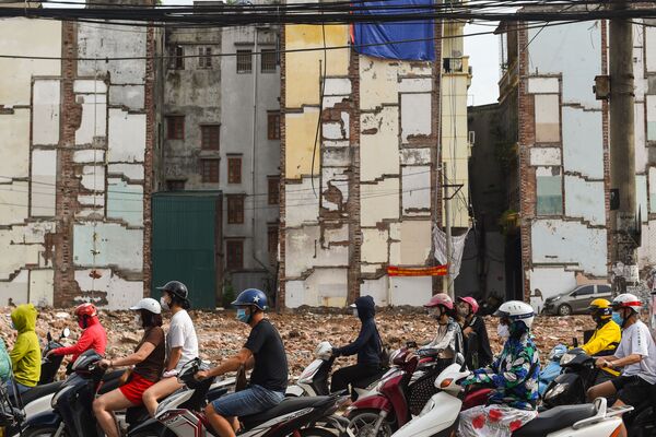 Condutores de scooters em uma estrada alargada em Hanói, Vietnã - Sputnik Brasil
