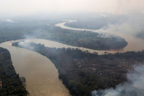 Fumaça de um incêndio é vista perto do rio Cuiabá no Pantanal, Pocone, Mato Grosso - Sputnik Brasil