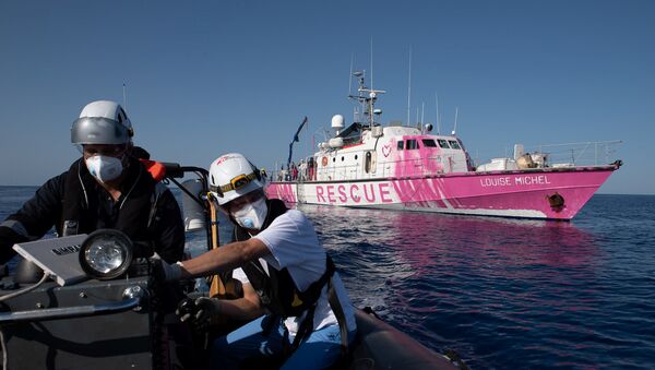 Louise Michel, barco financiado pelo artista britânico Banksy, iniciou operações de resgate de imigrantes no Mediterrâneo - Sputnik Brasil