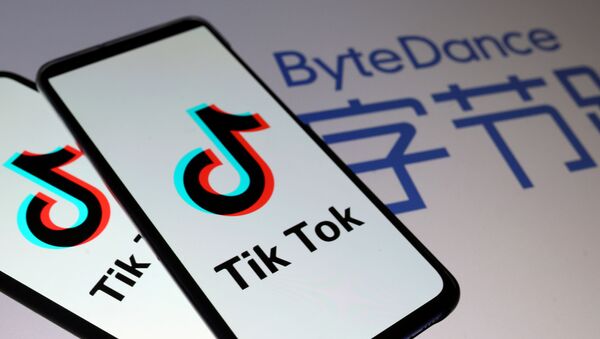 Logotipos da TikTok são vistos em celulares na frente de um logotipo da ByteDance - Sputnik Brasil