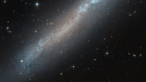 As estrelas azuis e laranja da galáxia NGC 2188 brilham - Sputnik Brasil