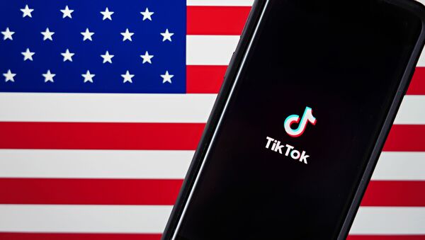 Foto ilustrativa mostra o aplicativo TikTok ao lado de bandeira dos Estados Unidos. - Sputnik Brasil