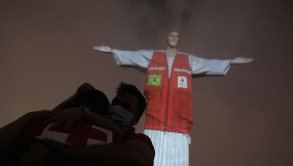 Membros da Cruz Vermelha se abraçam durante homenagem a voluntários que apoiam a sociedade durante a pandemia de COVID-19, Rio de Janeiro, 31 de agosto de 2020 - Sputnik Brasil