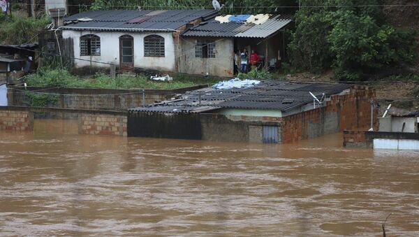 Vista de casas inundadas em Minas Gerais, Brasil - Sputnik Brasil