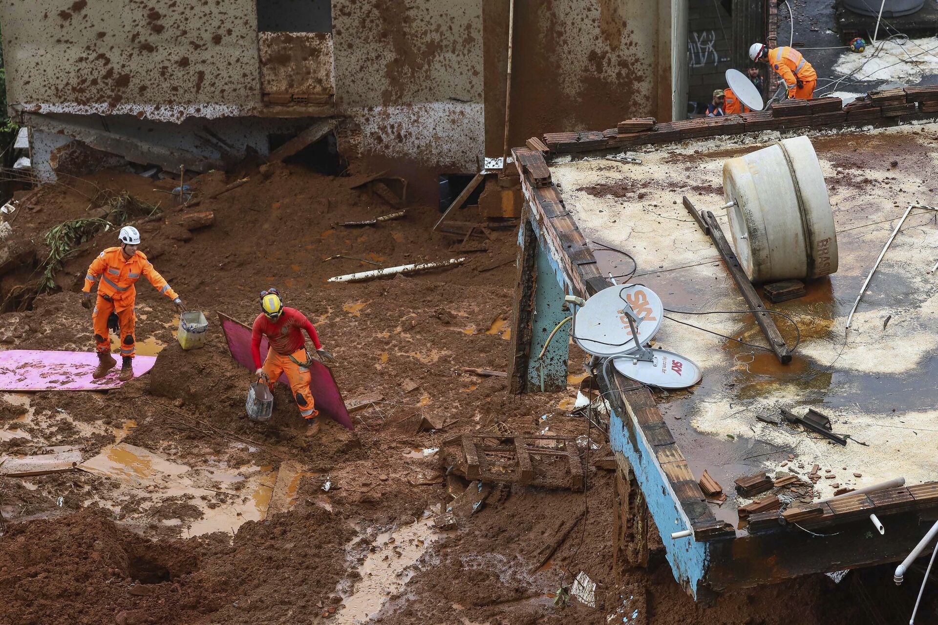 Bombeiros procuram vítimas perto de casas destruídas por um deslizamento de terra em Minas Gerais, Brasil - Sputnik Brasil, 1920, 18.01.2022