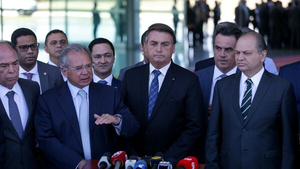 Em Brasília, Jair Bolsonaro acompanhado dos ministros Paulo Guedes (Economia) e Luiz Eduardo Ramos (Secretaria de Governo), e de vários líderes partidários, durante pronunciamento para falar sobre a prorrogação do auxílio emergencial, em 1º de setembro de 2020. - Sputnik Brasil